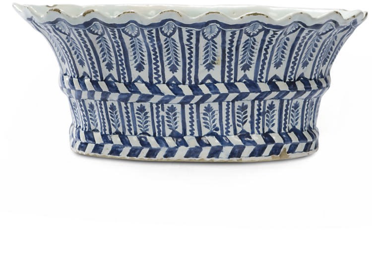 GRANDE BOUQUETIERE D'APPLIQUE EN FAIENCE FRANCAISE DU XVIIIEME SIECLE