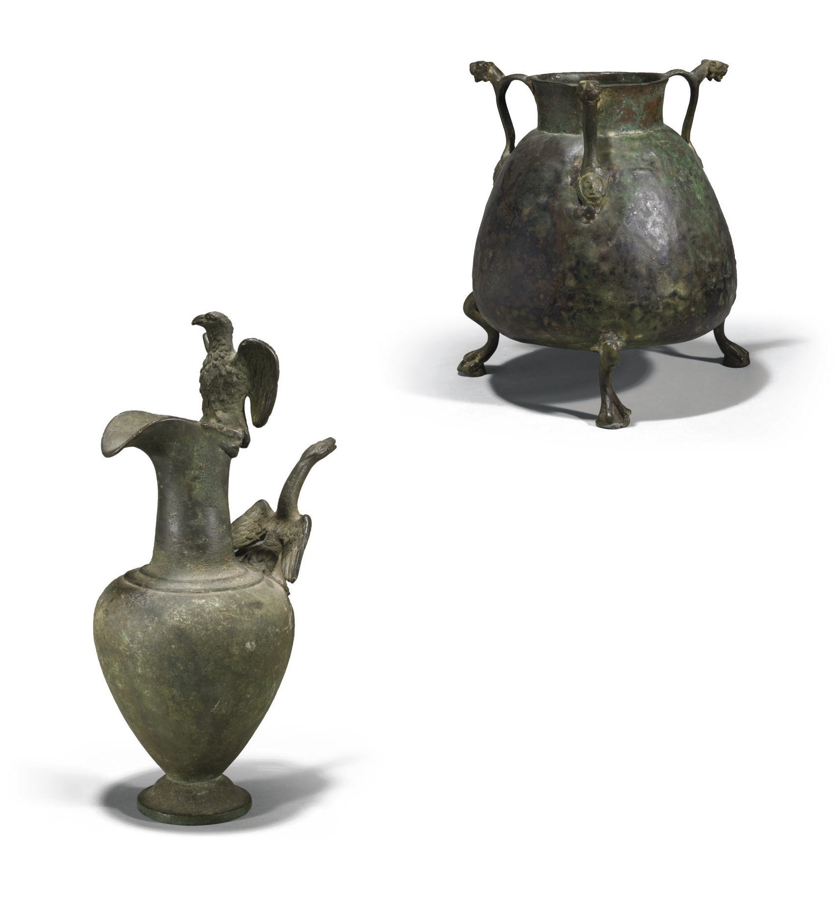 UN VASE ET UNE VERSEUSE DANS LE GOUT ANTIQUE