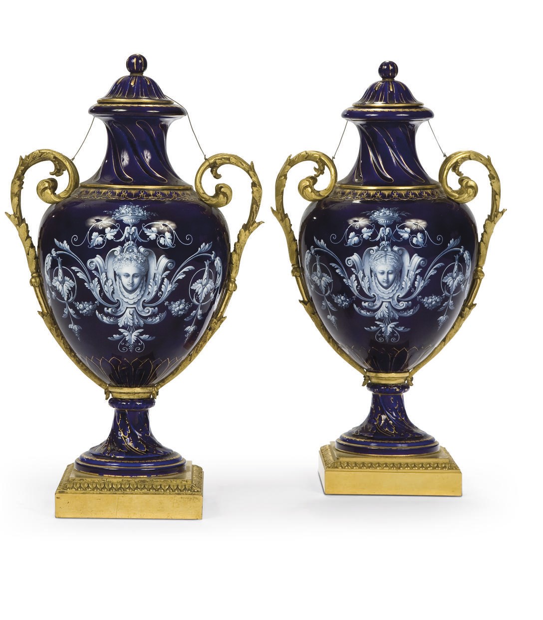 PAIRE DE VASES ET LEUR COUVERCLE EN PORCELAINE A MONTURE EN BRONZE DORE DE LA FIN DU XIXEME SIECLE, PEUT-ETRE SEVRES