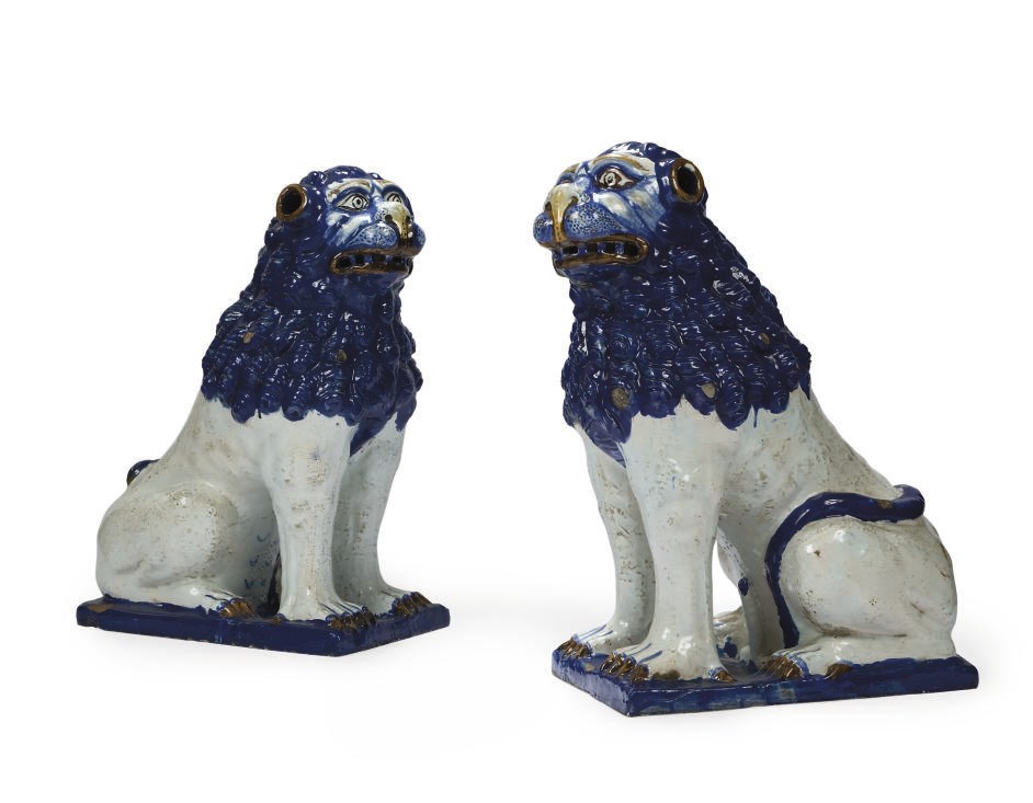 PAIRE DE LIONS EN FAIENCE FRANCAISE DU XIXEME SIECLE