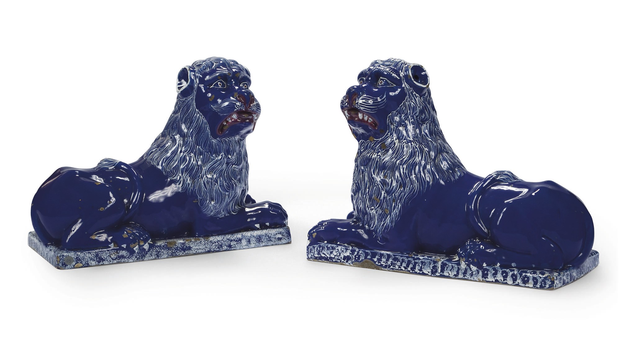 PAIRE DE LIONS EN FAIENCE DE LUNEVILLE DE LA FIN DU XVIIIEME-DEBUT DU XIXEME SIECLE