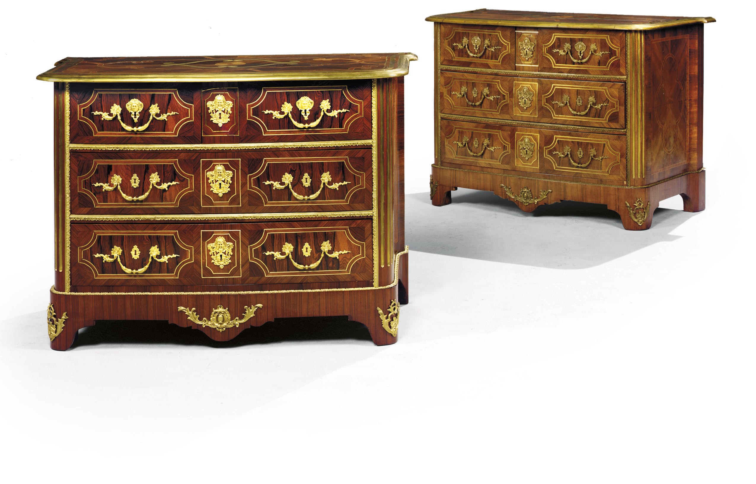 PAIRE DE COMMODES DE STYLE REGENCE