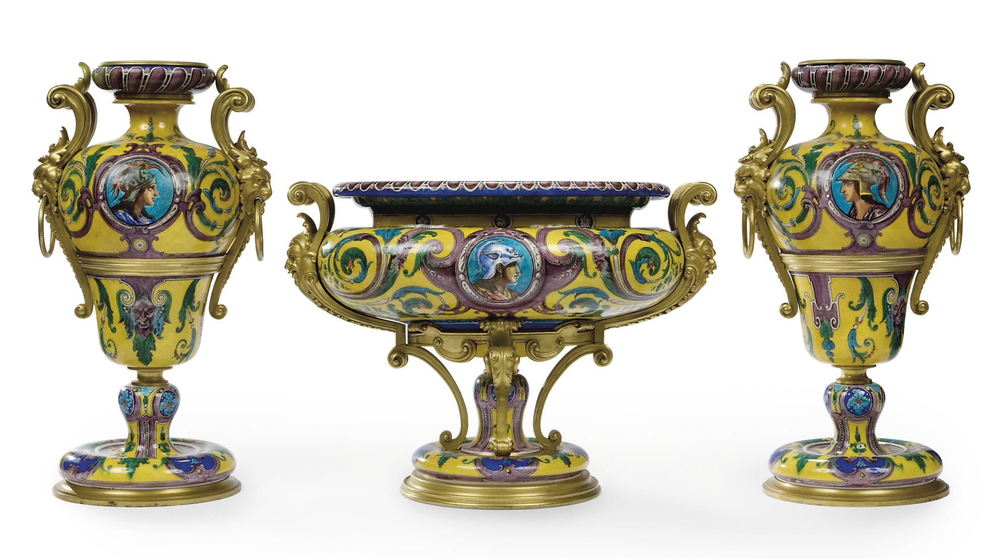 GARNITURE DE CHEMINEE EN FAIENCE FINE A MONTURE EN BRONZE DORE DE LA FIN DU XIXEME SIECLE, PROBABLEMENT ITALIE