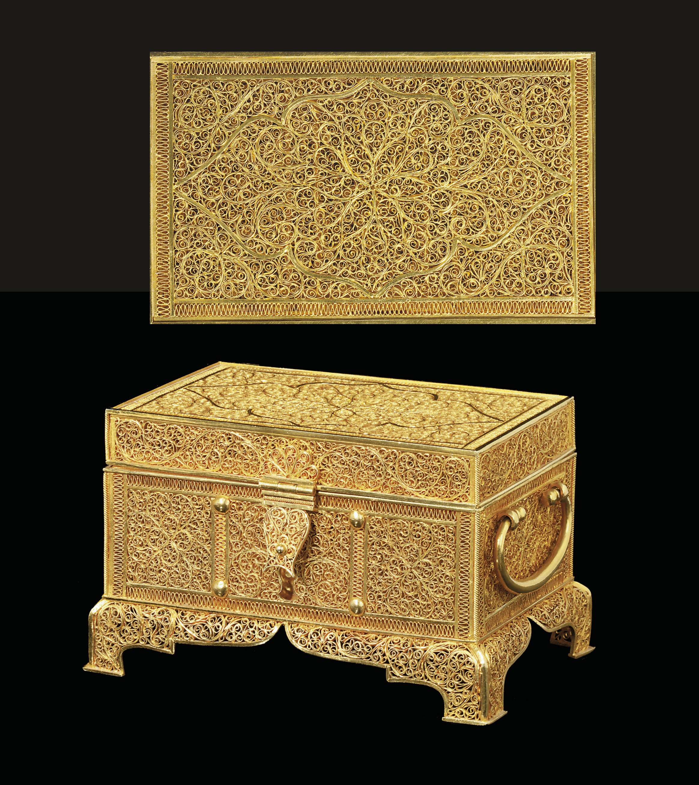 A RECTANGULAR FILIGREE GOLD CASKET