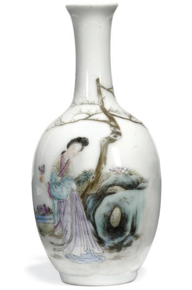A SMALL CHINESE FAMILLE ROSE BOTTLE VASE