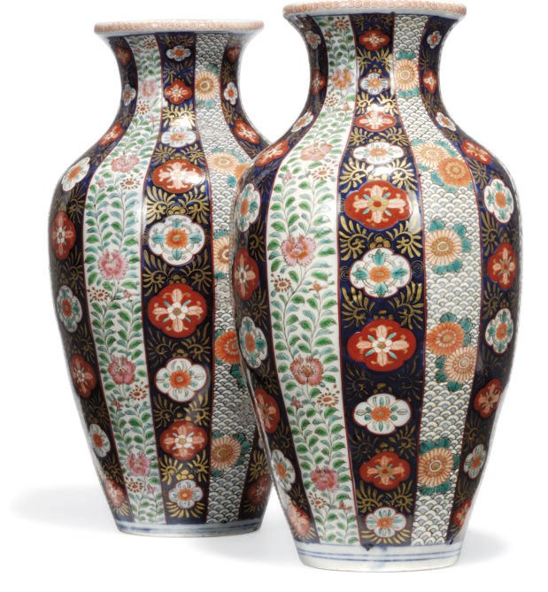 A PAIR OF JAPANESE IMARI VASES