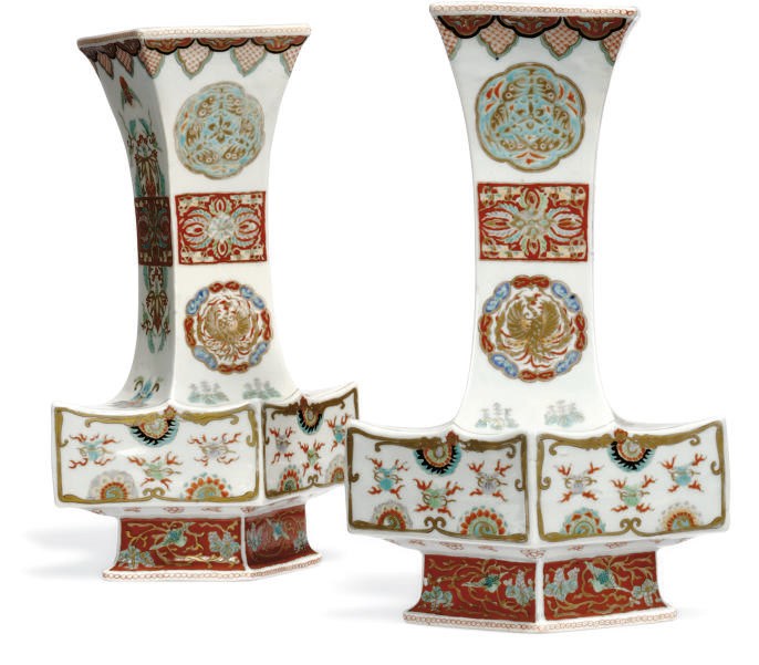 A PAIR OF JAPANESE VASES