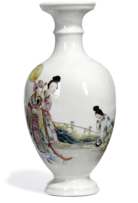 A SMALL CHINESE FAMILLE ROSE BALUSTER VASE