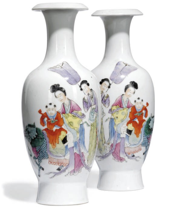 A PAIR OF CHINESE FAMILLE ROSE BALUSTER VASE