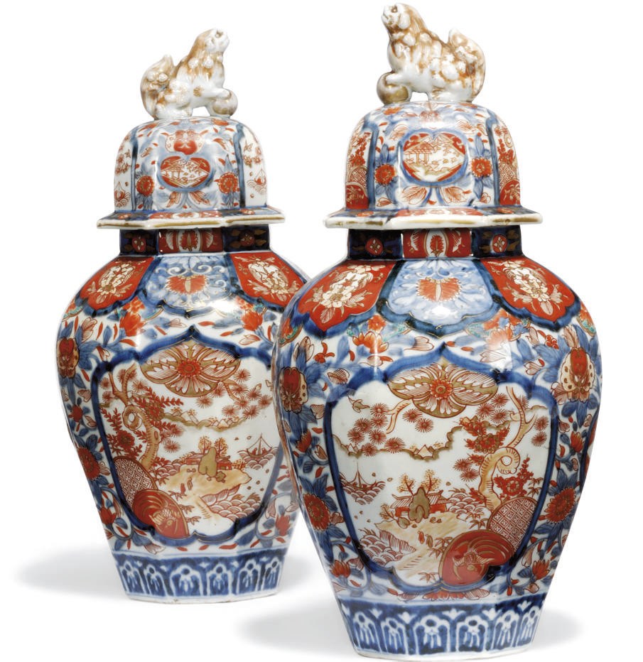 A PAIR OF JAPANESE IMARI JARS AND COVERS