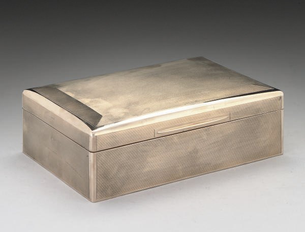 A 9 CT. GOLD ENGINE-TURNED CIGAR BOX