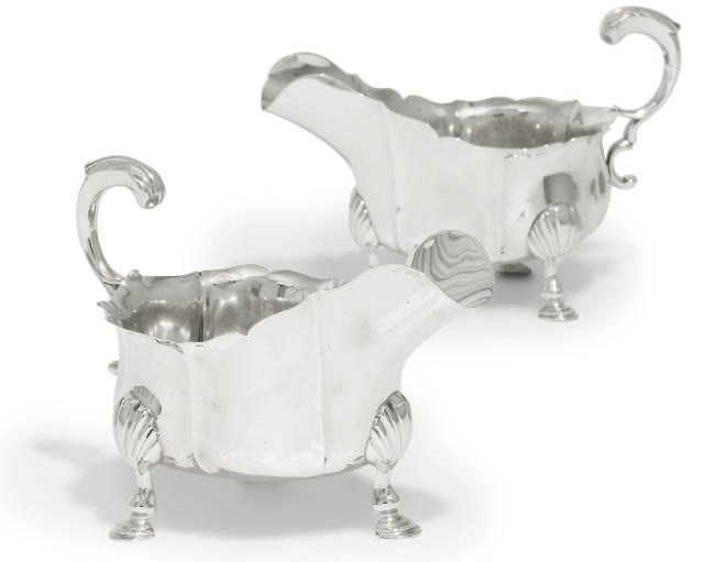A PAIR OF EDWARDIAN SILVER SAUCE BOATS IN THE GEORGE II STYLE