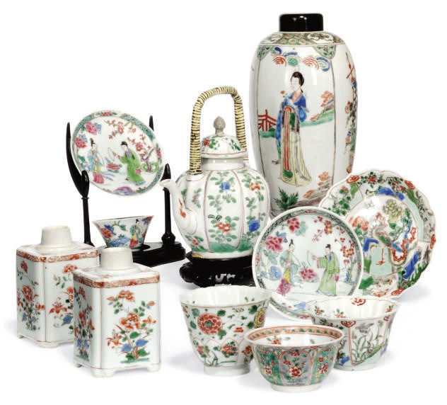 A SMALL COLLECTION OF CHINESE PORCELAIN