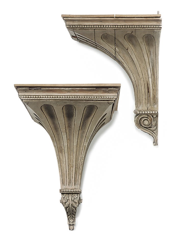 A PAIR OF CARVED PINE WALL BRACKETS