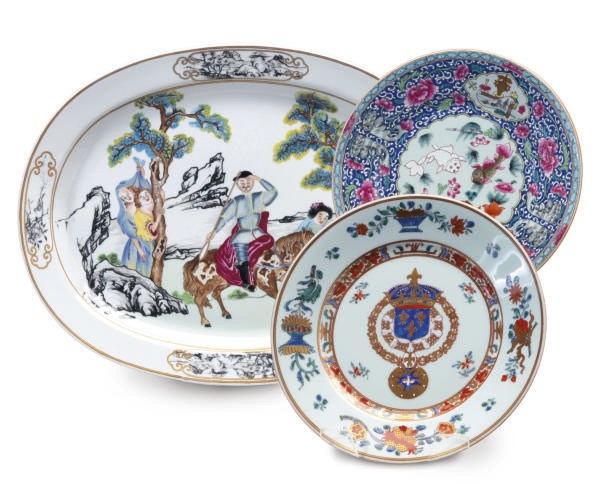 A SET OF TWELVE FRENCH PORCELAIN CHINESE EXPORT-STYLE PLATES AND A PORTUGESE PORCELAIN CHINESE EXPORT-STYLE PLATTER,