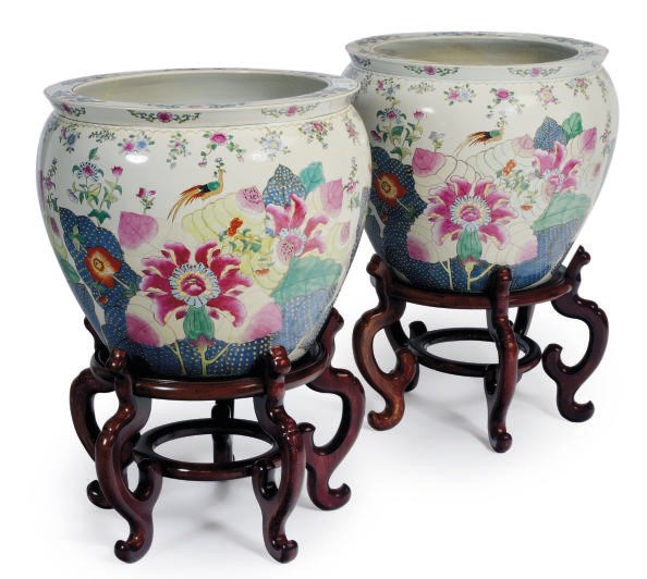 A PAIR OF CHINESE EXPORT-STYLE PORCELAIN FISH BOWLS AND A SMALLER FISH BOWL,