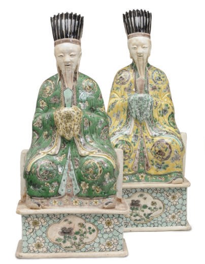 A PAIR OF FAMILLE VERT PORCELAIN FIGURES OF SEATED OFFICIALS,