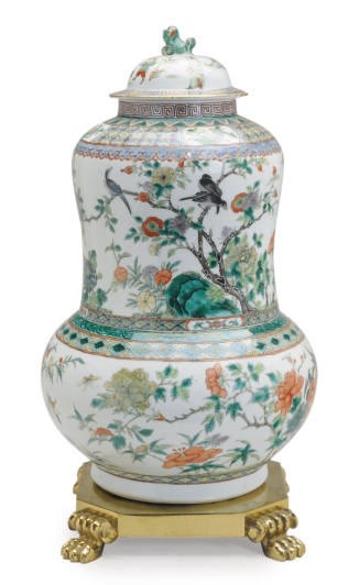 A CHINESE FAMILLE VERT PORCELAIN DOUBLE-GOURD FORM VASE AND A COVER,