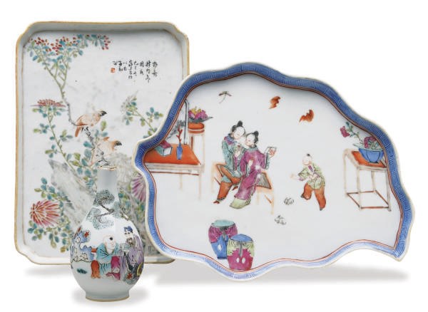 TWO CHINESE PORCELAIN RECTANGULAR TRAYS, A LEAF-SHAPED TRAY, AND A BOTTLE VASE,