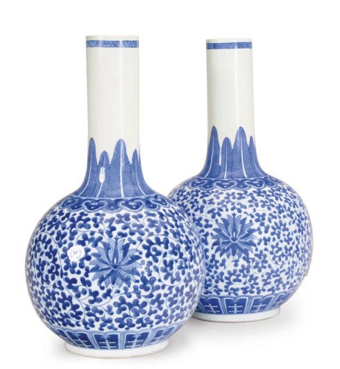 A PAIR OF CHINESE PORCELAIN BLUE AND WHITE TRANSITIONAL-STYLE BOTTLE VASES,