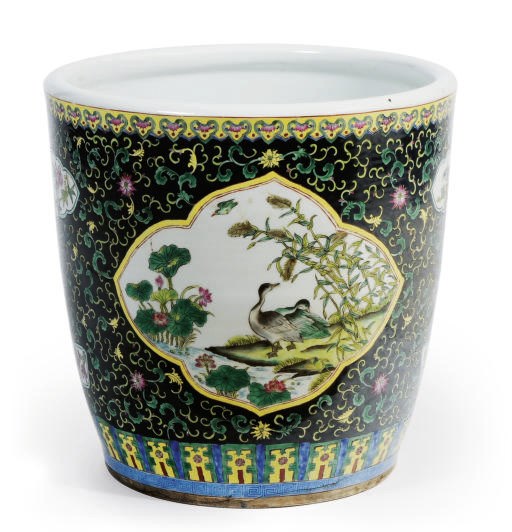 A CHINESE PORCELAIN FAMILLE NOIR JARDINERE,