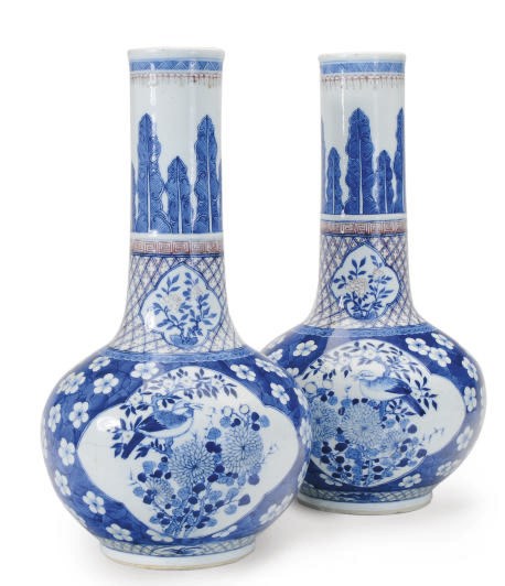 A PAIR OF CHINESE PORCELAIN BLUE AND WHITE TRANSITIONAL-STYLE BOTTLE VASES,
