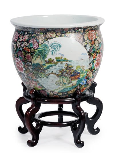 A CHINESE PORCELAIN FAMILLE NOIR FISH BOWL AND A WOOD STAND,