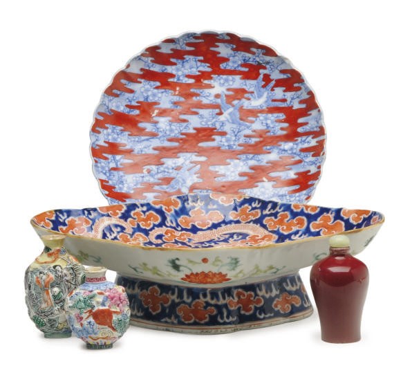 A CHINESE PORCELAIN COBALT BLUE GROUND LOZENGE-SHAPED DISH, A CIRCULAR DISH WITH SCALLOPED RIM, THREE SNUFF BOTTLES, A GLASS STOPPER AND A JADEITE STOPPER,