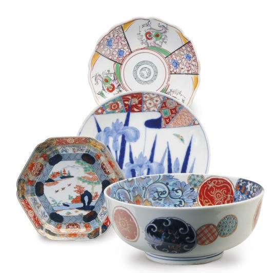 TWO JAPANESE IMARI PORCELAIN BOWLS AND THREE DISHES,