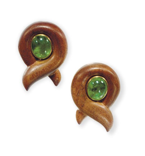 A PAIR OF EMERALD, WOOD AND 18K GOLD EAR CLIPS, BY VERDURA