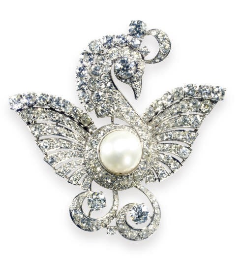 A CULTURED PEARL, DIAMOND AND PLATINUM BROOCH