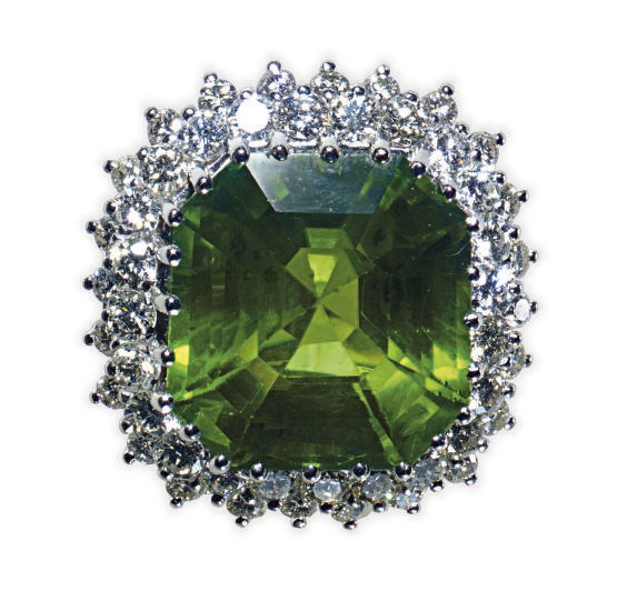 A PERIDOT, DIAMOND AND 18K WHITE GOLD RING