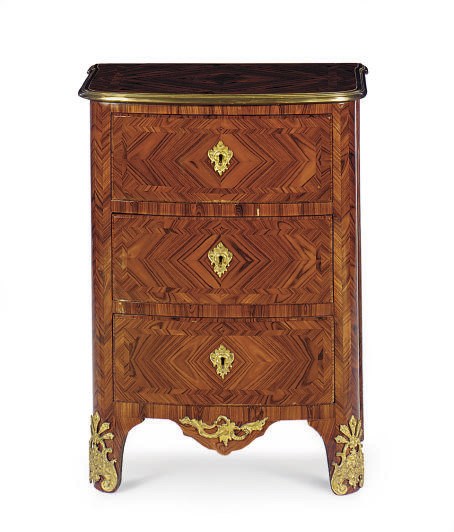 A FRENCH ORMOLU-MOUNTED KINGWOOD COMMODE,