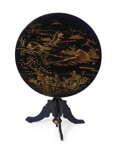 A BLACK, GILT AND SCARLET LACQUERED TILT-TOP TRIPOD TABLE,