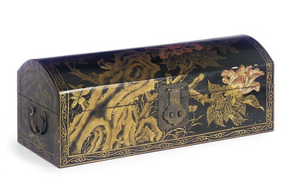 A CHINESE LACQUERED BOX,