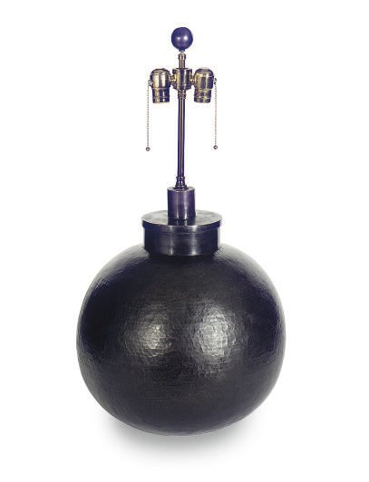 A PAIR OF HAMMERED METAL ROUND TABLE LAMPS,