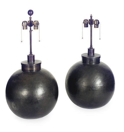 A PAIR OF HAMMERED METAL ROUND TABLE LAMPS,