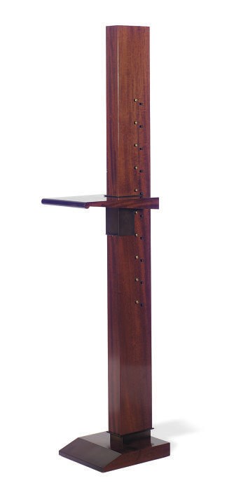 AN ADJUSTABLE MAHOGANY EASEL,