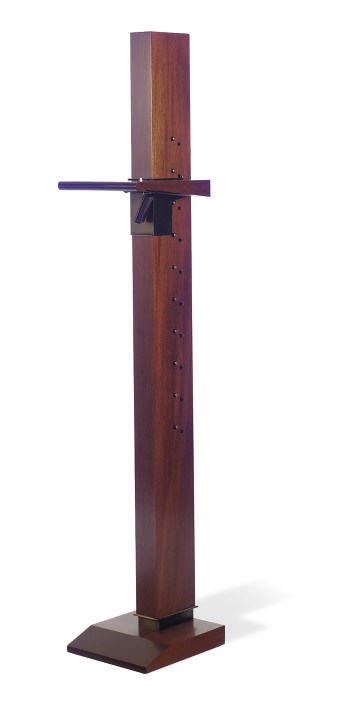 AN ADJUSTABLE MAHOGANY EASEL,