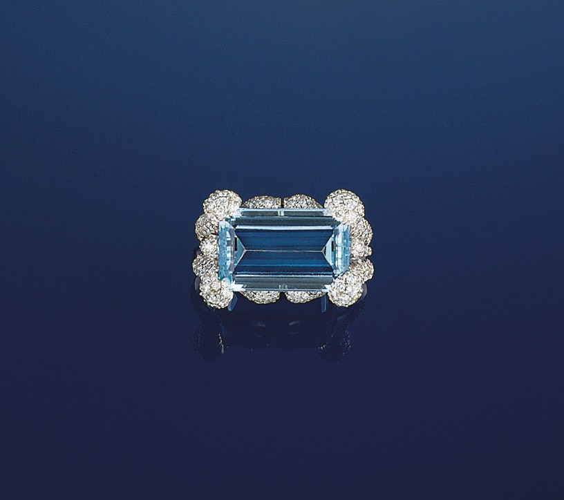 AN AQUAMARINE AND DIAMOND RING