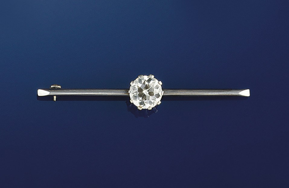 A diamond single stone brooch