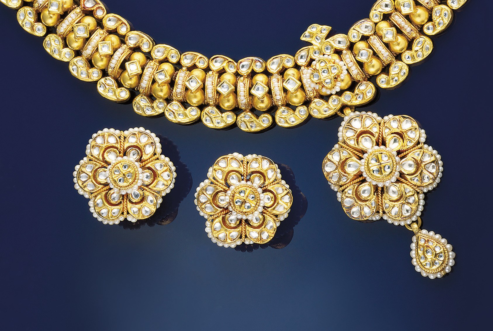 An Indian gem necklace and earrings