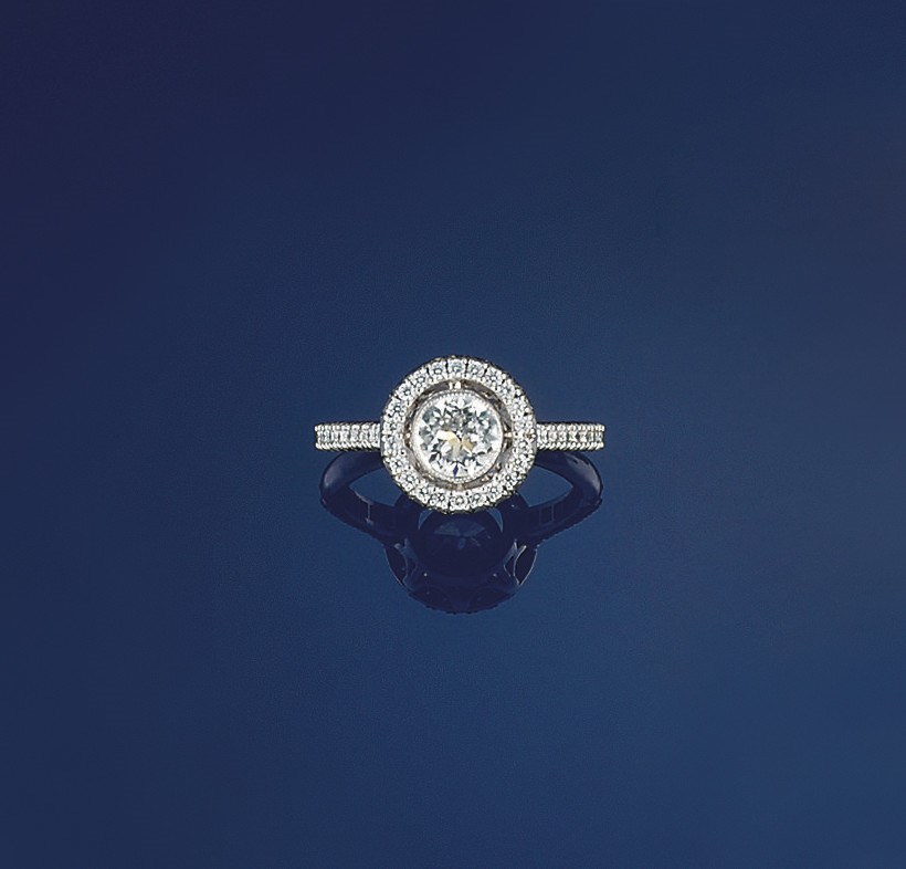 A diamond cluster ring