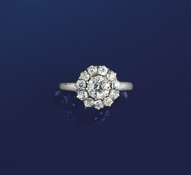 A diamond cluster ring