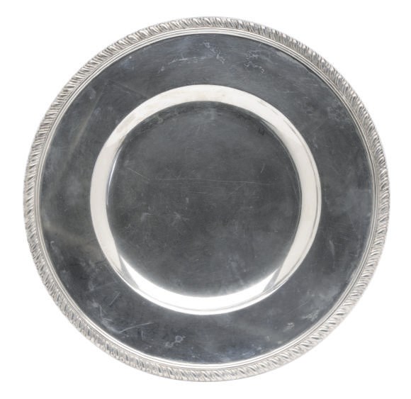 A SET OF TWLEVE AMERICAN SILVER DINNER PLATES,