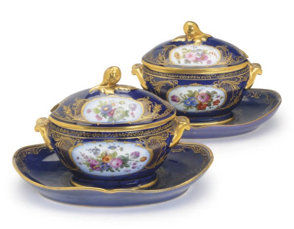A PAIR OF ENGLISH PORCELAIN SAUCE TUREENS AND COVERS ON FIXED STANDS,