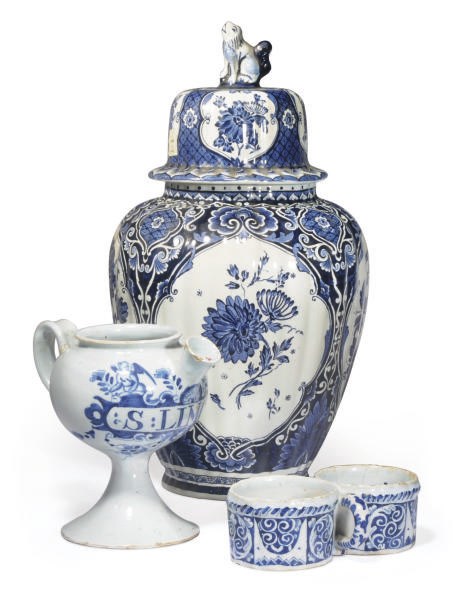 A GROUP OF CONTINENTAL DELFT BLUE AND WHITE WARES,