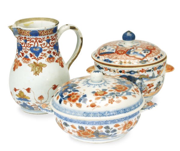 TWO CHINESE PORCELAIN IMARI ECUELLES AND COVERS AND A PITCHER,
