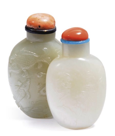 TWO CHINESE CARVED JADE SNUFF BOTTLES,
