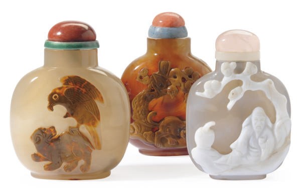 THREE CHINESE CAMEO AGATE SNUFF BOTTLES,